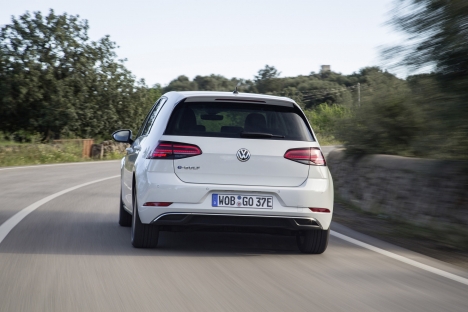 Volkswagen und Uber starten Pilotprojekt mit E-Fahrzeugen in Berlin -